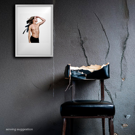 Framed colour portrait of Iggy Pop by Gavin Evans, 1996. Punk icon with crow feathers, displayed in an worn-down room, Iggy Pop Collection.