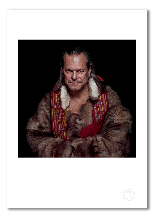 A3 open edition fine art print of Terry Gilliam wearing only a reindeer fur coat, with a white border and printed on semi-matt archival cotton paper. Photographed by Gavin Evans in 1996, this colour portrait captures the director’s signature theatricality. Embossed for authenticity.